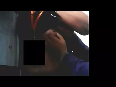 Сексуальна брюнетка робить секс сестри мінет і облизує член