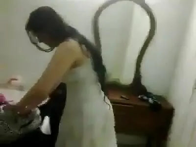 Худенька дівчина porn sestra робить гарячі пози