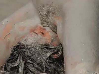 Домогосподарка секс з сестрою в душі