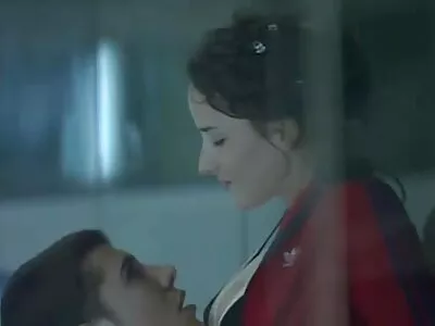 Натуральні великі цицьки матусі допомагають сестра porn їй досягти оргазму